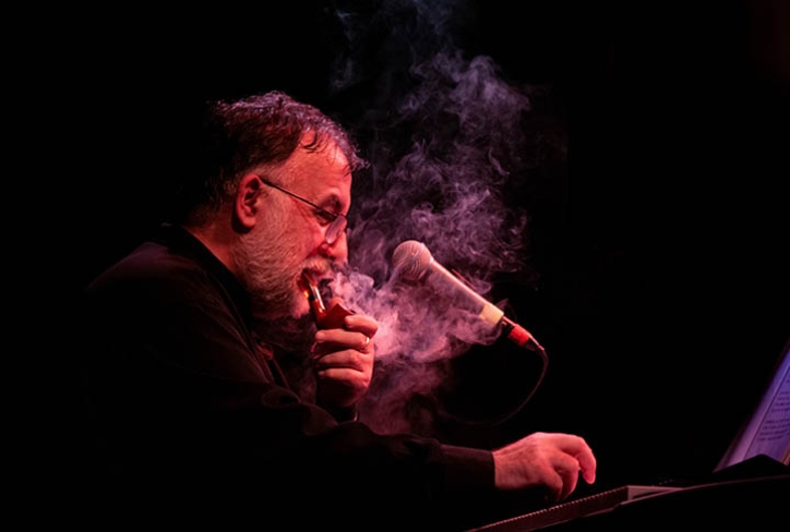 «Πάντα γελαστοί και γελασμένοι»: Τα λαϊκά του Θάνου Μικρούτσικου